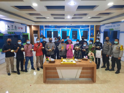 HUT Humas Polri ke 69, Kapolres Gresik Beri Surprise Anggota Humas.