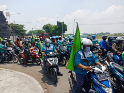 Polres Gresik, Lakukan Pengamanan Pemberangkatan Demo Tolak Omnibus Law.
