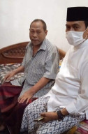 Disela Kegiatan, Qosim Sempatkan Jenguk Teman Lama Yang Sakit di Padang Bandung.
