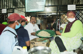 Disambut Hangat Warga Bawean, Cabup Gresik Qosim Bantu Warga Buat Adonan dan Goreng Cucur.