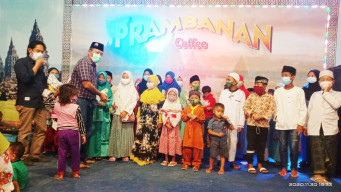 Santunan Anak Yatim Saat Anniversary Prambanan Coffe, Dihadiri Danramil dan Kapolsek Benjeng.