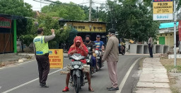 Implementasikan Inpres no. 6 Tahun 2020, Polsek Ujungpangkah Gelar Operasi Penegakan Prokes.