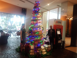 Amazing, Hotel MGM Bikin Pohon Natal Dari Kotak Makan Bekas Dan Gebyar Promo Akhir Tahun.