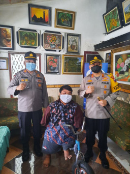 Polres Gresik Distribusikan, Bansos 10 Ton Beras Pada Warga Terdampak Covid-19.
