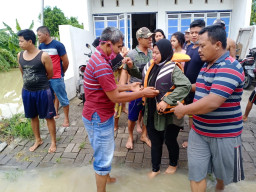 Polres Gresik, Turun ke Lokasi Banjir Kali Lamong.