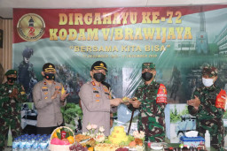 Wujudkan Sinergitas, Kapolres Gresik Berikan Surprise Kue dan Tumpeng Kepada Dandim 0817.