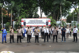 Kapolres Gresik, Berikan Reward Pada 25 Anggota Berprestasi dan Yang Berulang Tahun Pada Bulan Desember.