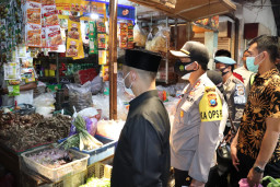 Kapolres Batu Sidak Pasar Besar Jelang Tahun Baru 2021. Pastikan Harga Sembako Stabil.