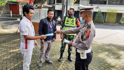 Antisipasi Penyebaran Covid-19. Satlantas Polres Batu Bagikan Masker dan Nasi Kotak.