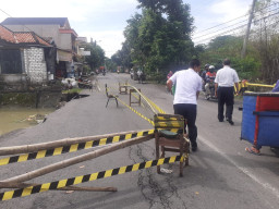 Kepala Dinas PU TR Gresik, Tinjau Jembatan Rusak Akibat Banjir.