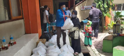 DPD KNPI Jatim Bagikan Ratusan Sembako, Pada Warga Terdampak Covid 19 di 3 Daerah Jatim.