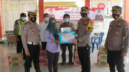 Polres Gresik Berikan Bantuan Pengobatan Gratis dan Sembako, Pada Warga Korban Banjir di Benjeng.