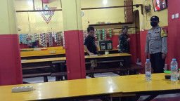 Terapkan Jam Malam, Polres Gresik Razia Warkop, Sasar Pengunjung Yang Bergerombol. 