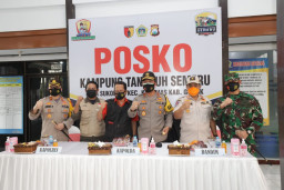 Polres Gresik: Jelang Penerapan Pembatasan Kegiatan Masyarakat, Kapolda Jatim Kunjungi Kampung Tangguh di Gresik.