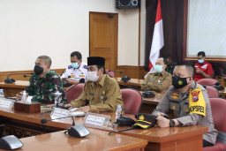 Hari Pertama PPKM, Kapolres Gresik Ikuti Rakor Zoom Metting Bersama Gubernur Jatim.