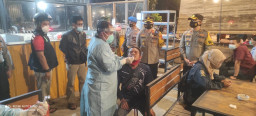 Dandim 0817 Dan Kapolres Gresik, Pimpin Langsung Ops. PPKM, Rapid Antigen Langsung Bagi Pelanggar.