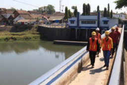 Antisipasi Banjir, DPU Pengairan Banyuwangi Gencar Lakukan Normalisasi Sungai.
