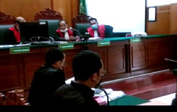 Gilang Aprillian, Terdakwa Fetish Sex Kain Jarik, Dituntut 8 Tahun Penjara.