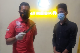 Bawa Sajam, Pria Asal Lamongan Ini Tak Berkutik Saat Diringkus Polisi.