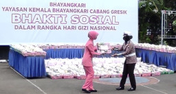 Peringati Hari Gizi Nasional ke 61, Bhayangkari Gresik Adakan Bhakti Sosial.