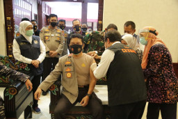 Kapolda Jatim dan Pangkoarmada II, Jalani Vaksinasi di Makodam V Brawijaya