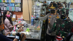 Forkopimda Jatim, Bagikan 25 Ribu Masker, ke Pengunjung dan Pedagang PGS Surabaya