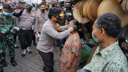 Ini Patut Dicontoh, Kapolda Jatim Pakaikan Masker Pada Warga Saat Bagi-Bagi Masker di Simo