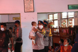 Dansat Brimob Polda Jatim, Berikan Bantuan Sembako ke Korban Banjir dan Tanah Longsor di Nganjuk