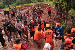 Sinergitas TNI-Polri dan Relawan Patut Diapresiasi, Bekerja Keras Mencari Keberadaan Korban Tanah Longsor