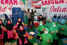 Bhayangkari dan Persit Kartika Candra Kirana, Bersinergi Membantu Masyarakat di Posko Pengungsian