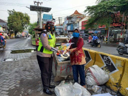 Bantu Warga Terdampak Covid-19, Satlantas Polres Gresik Bagikan Sembako