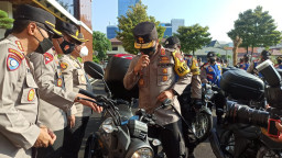Untuk Menunjang Kinerja Babinkamtibmas, Kapolda Jatim Berikan 2 Ambulance dan 250 Sepeda Motor
