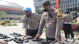 Antisipasi Penyalahgunaan Senpi, Wakapolres Gresik Bersama Kasi Propam Cek Senpi Anggota