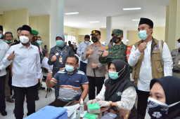 Kapolres Gresik Dampingi Bupati, Tinjau Vaksinasi Pengemudi, Petugas dan Awak Transportasi di Terminal Bunder