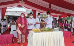 Kades Kembar Kedamean Diberi Kejutan Bupati Pada Apel HUT Gresik