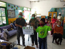 Ramadhan "Pangeran Lingkungan", Bagikan 50 Bibit Bunga Telang Gratis, Pada PKK RW 3 Kupang Krajan