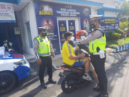 Cegah Penyebaran Covid-19, Satlantas Polres Gresik Bagikan Masker ke Pengguna Jalan