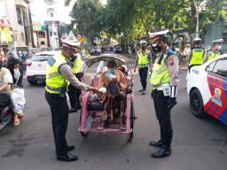 Polres Gresik Tiada Hari Tanpa Berbagi, Ringankan Beban Warga Terdampak Covid-19, Sambil Sosialisasi Prokes