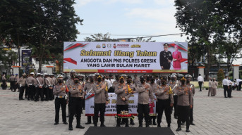 Pimpin Apel Pagi, Kapolres Gresik Rayakan Ulang Tahun Anggota Yang Lahir Bulan Maret