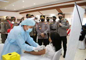 Vaksinasi Massal di Menado, Ditinjau Kapolri Jenderal Listyo Sigit Prabowo