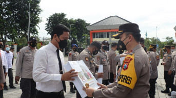 Kapolres Gresik, Beri Kado Ulang Tahun Pada 81 Anggotanya