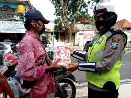 Jumat Penuh Berkah, Polres Gresik Selalu Berbagi Pada Sesama