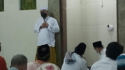 Camat Sawahan M. Yunus, Ajak Jamaah Sholat Terawih Berdoa, Agar Covid-19 Segera Berakhir