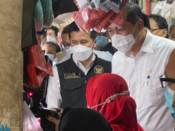 Satgas Pangan Polda Jatim, Bersama Menteri Perdagangan Pantau Harga dan Stok Kebutuhan Bahan Pokok di Pasar Wonokromo