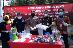 Kejari Tanjung Perak, Musnahkan 1.813 Gram Sabu