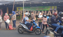 Prambanan Cofee, Bagikan 500 Bungkus Takjil Untuk Pengguna Jalan di Gresik