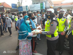 Gandeng Awak Media Gresik Online Produktif, Polres Gresik Bagikan Takjil, Masker dan Sembako