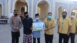 Wujud Kepedulian di Bulan Romadhon, Polres Gresik Bersama PT. Petrokimia Berbagi Takjil