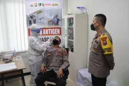Kapolres Gresik Pantau Langsung Rapid Tes Puluhan Anggotanya