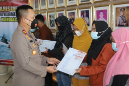 Polres Gresik, Berikan SIM Gratis dan Pengurusan Surat Kendaraan Bagi Keluarga Korban KRI Nanggala-402